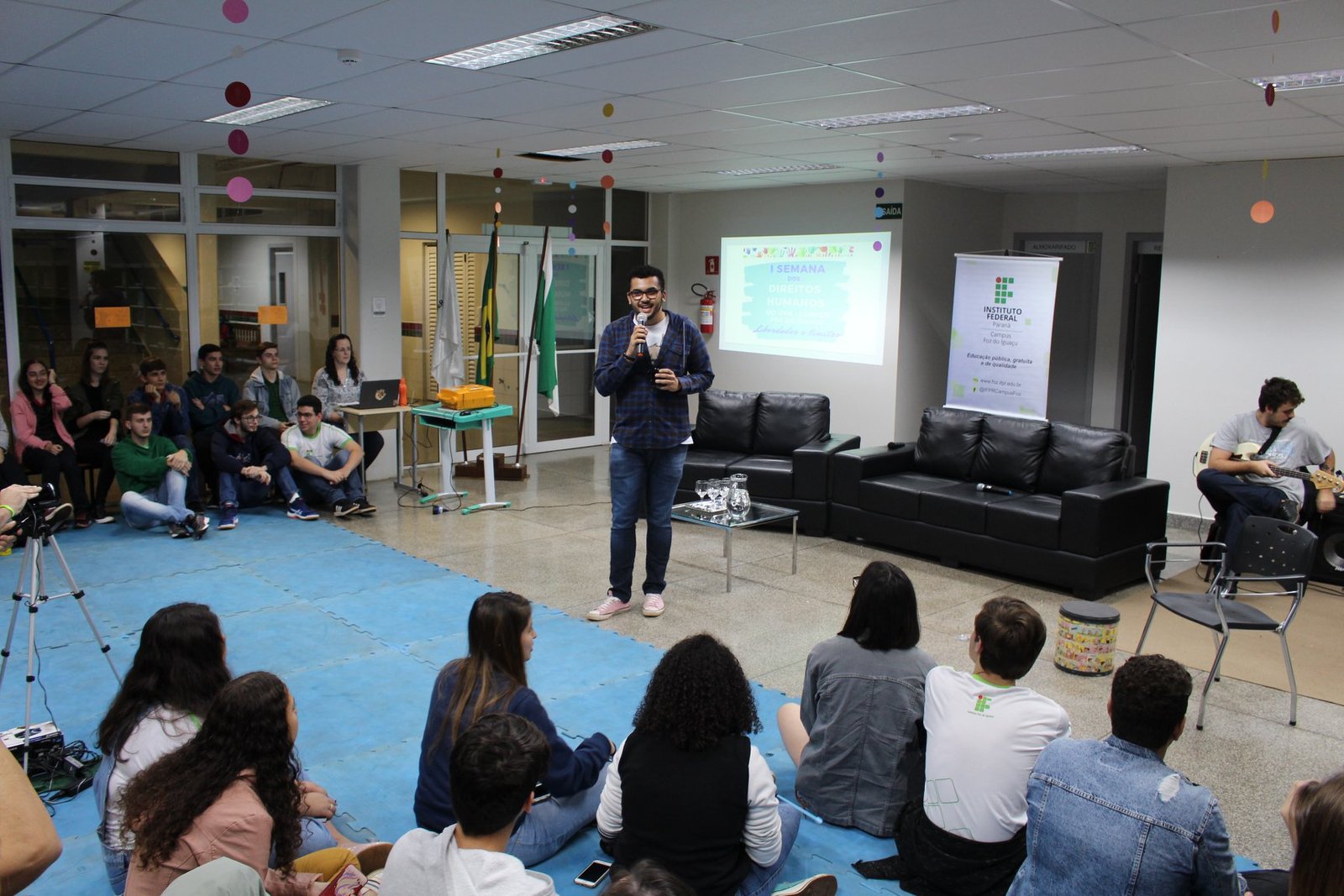 Talk Shhhhhhhow : a biblioteca do Campus Foz do Iguaçu do IFPR inovando na realização de eventos